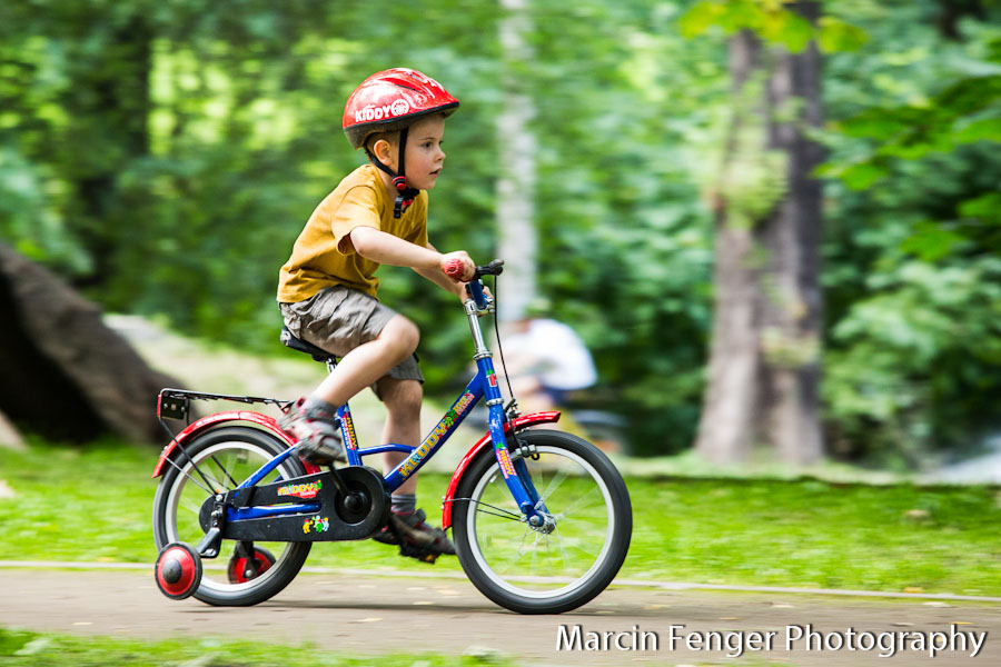 Rowery i drzewa - fotografia dziecięca w plenerze