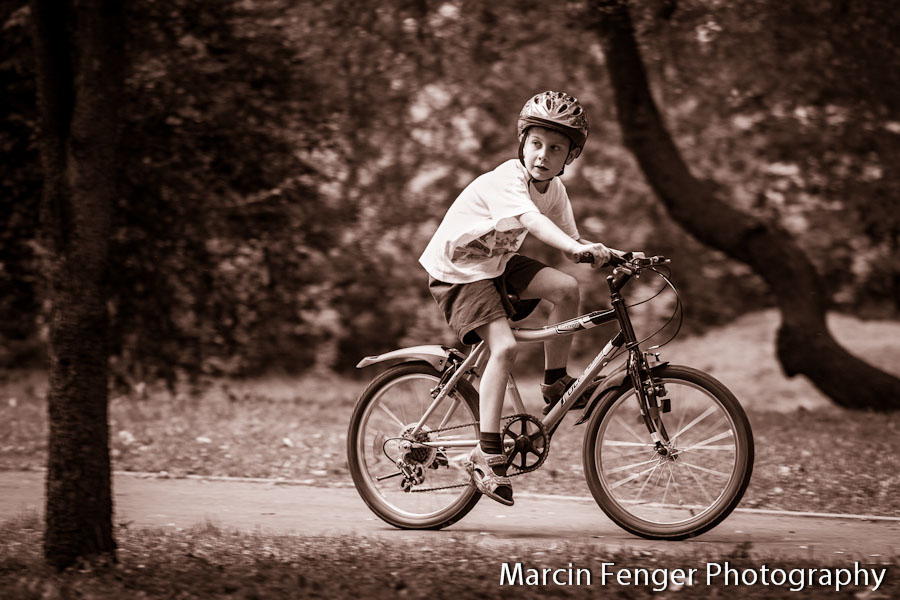 Rowery i drzewa - fotografia dziecięca w plenerze